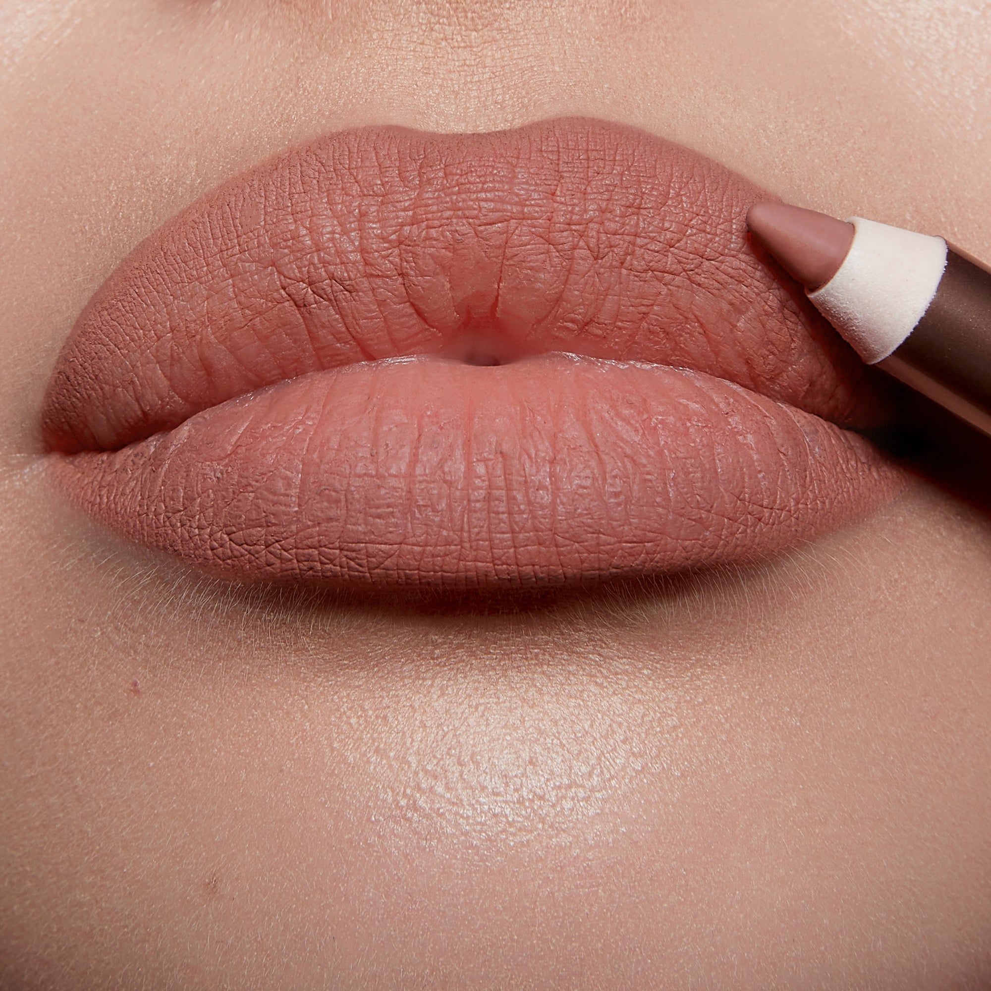 charlotte-tilbury-lip-cheat-crayon-a-levres-pour-modifier-la-forme-et-la-taille