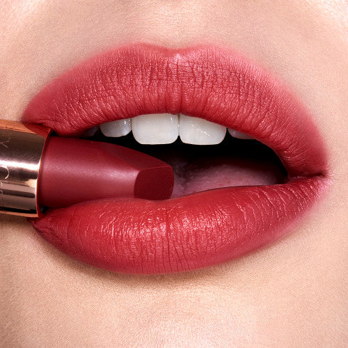 charlotte-tilbury-k-i-s-s-i-n-g-matte-revolution-walk-of-no-shame