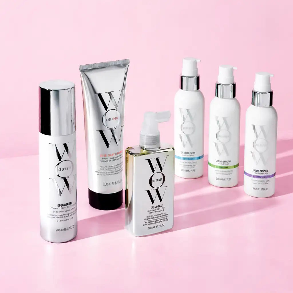Ensemble de produits de soins capillaires argent et blanc, avec des bouteilles élégantes et modernes aux accents métalliques.