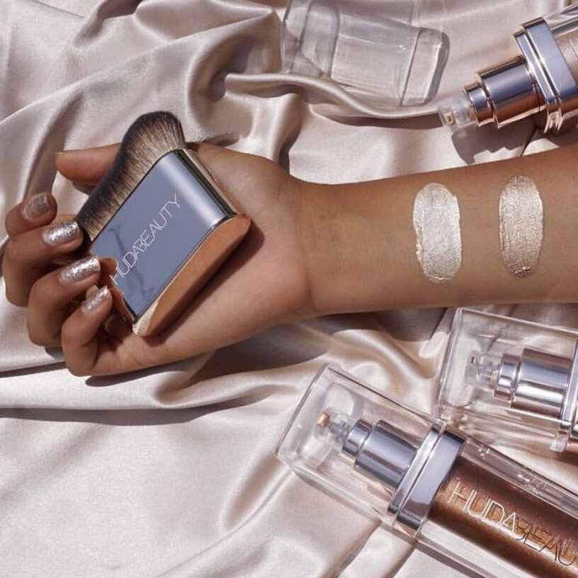 huda-beauty-n-y-m-p-h-body-blur-glow-pinceau