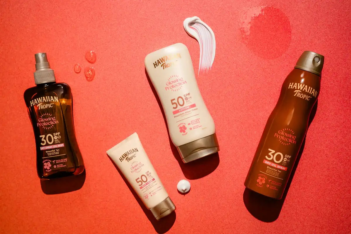 Produits de protection solaire Hawaiian tropic dans des bouteilles et des tubes variés avec un SPF 30 ou 50, présentant un emballage marron et blanc.